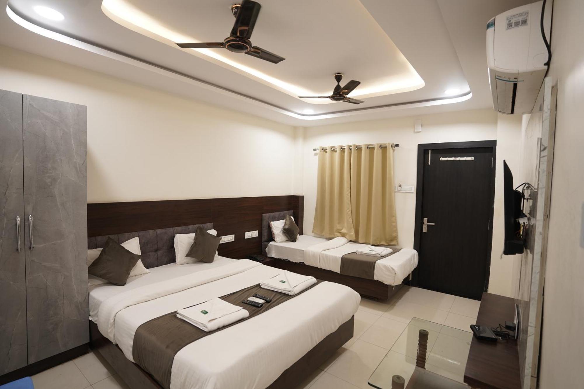 Hotel Dev Kripa Ujjain Dış mekan fotoğraf