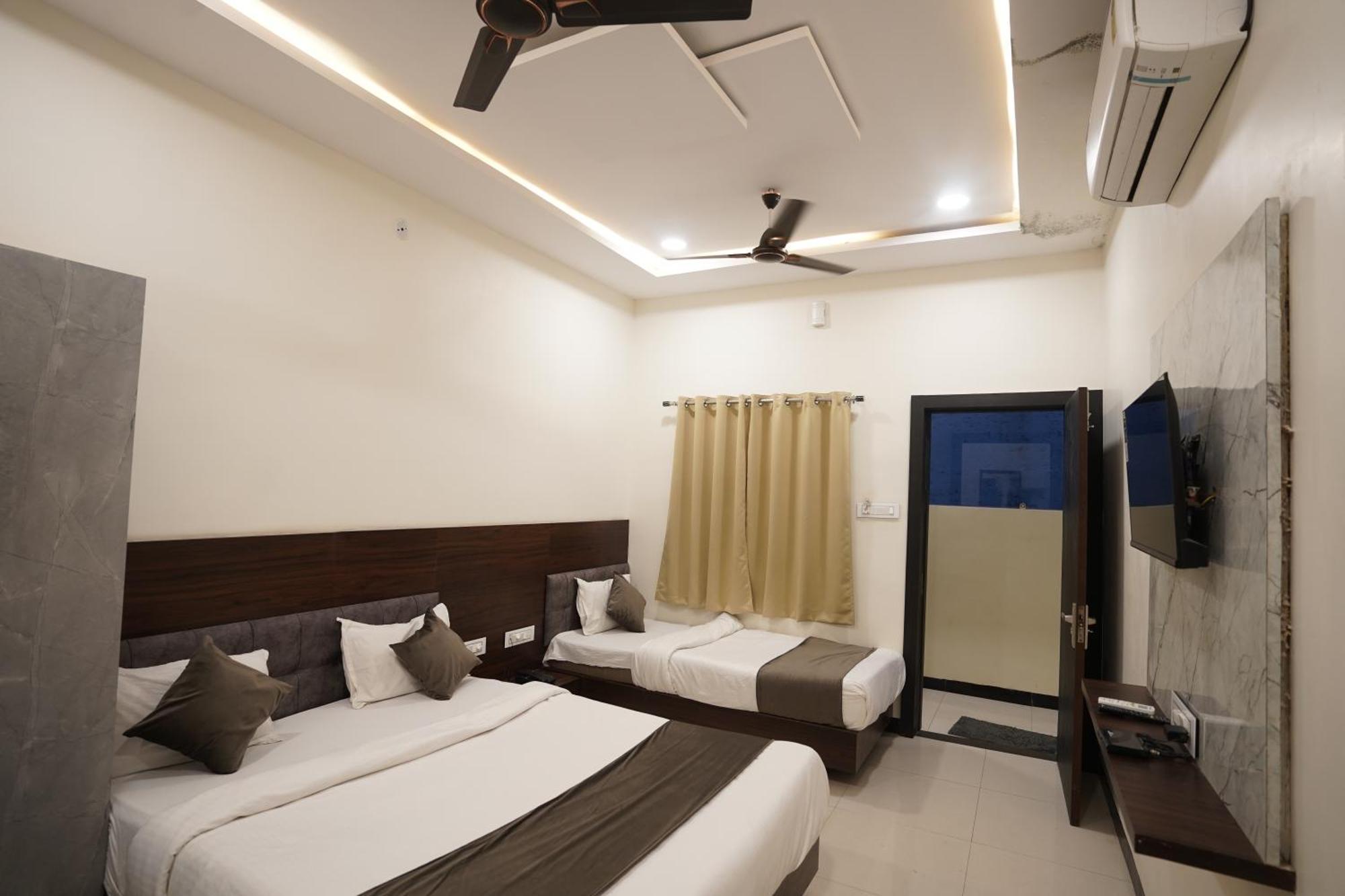 Hotel Dev Kripa Ujjain Dış mekan fotoğraf