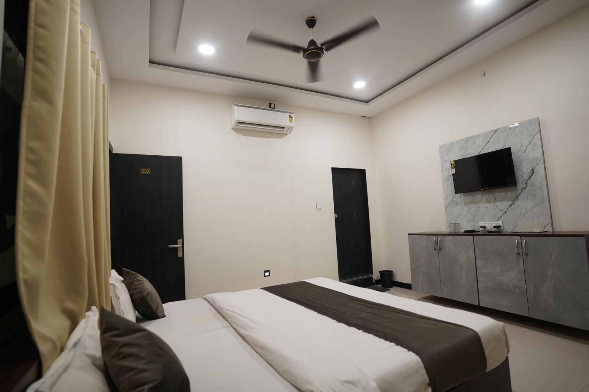 Hotel Dev Kripa Ujjain Dış mekan fotoğraf