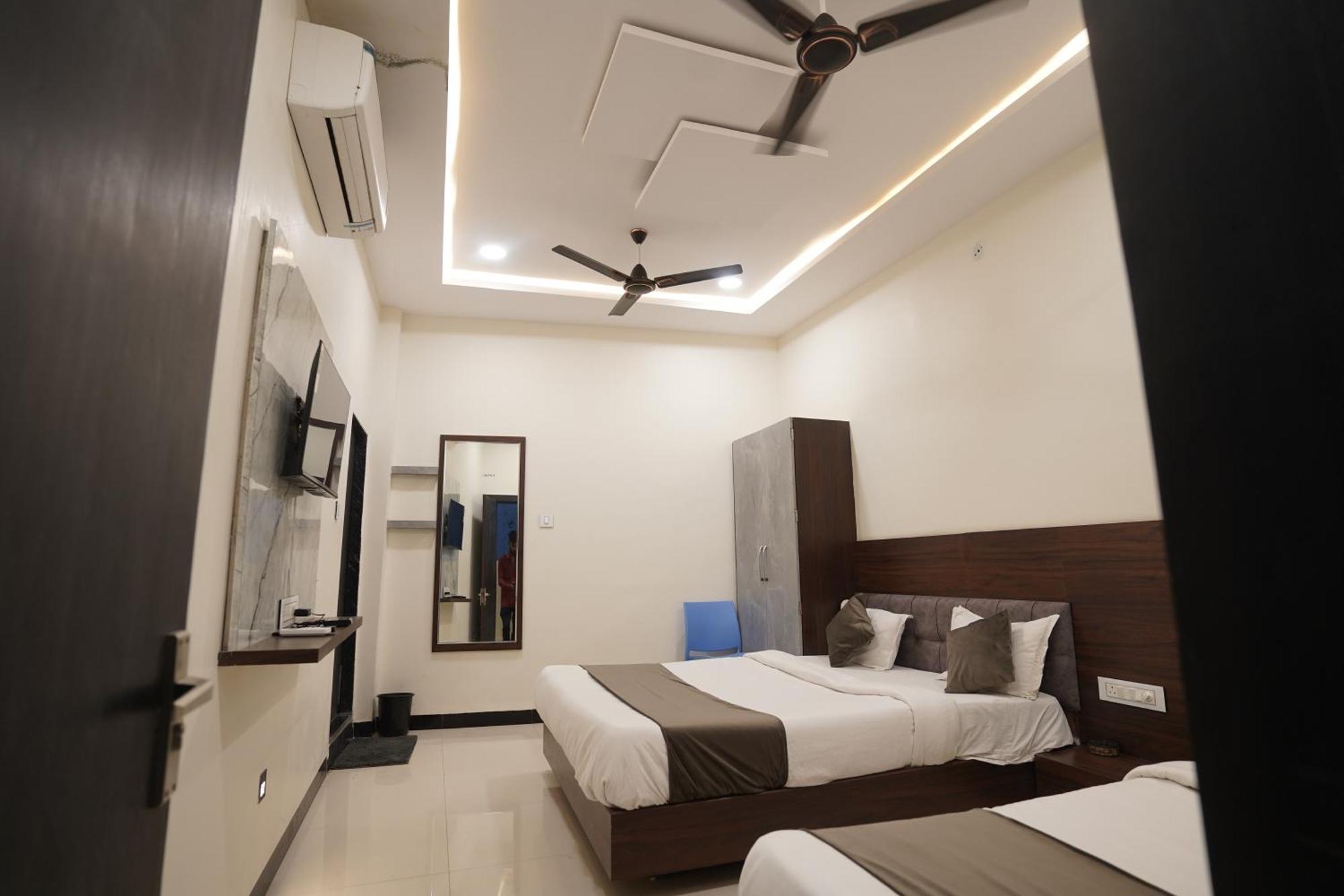 Hotel Dev Kripa Ujjain Dış mekan fotoğraf