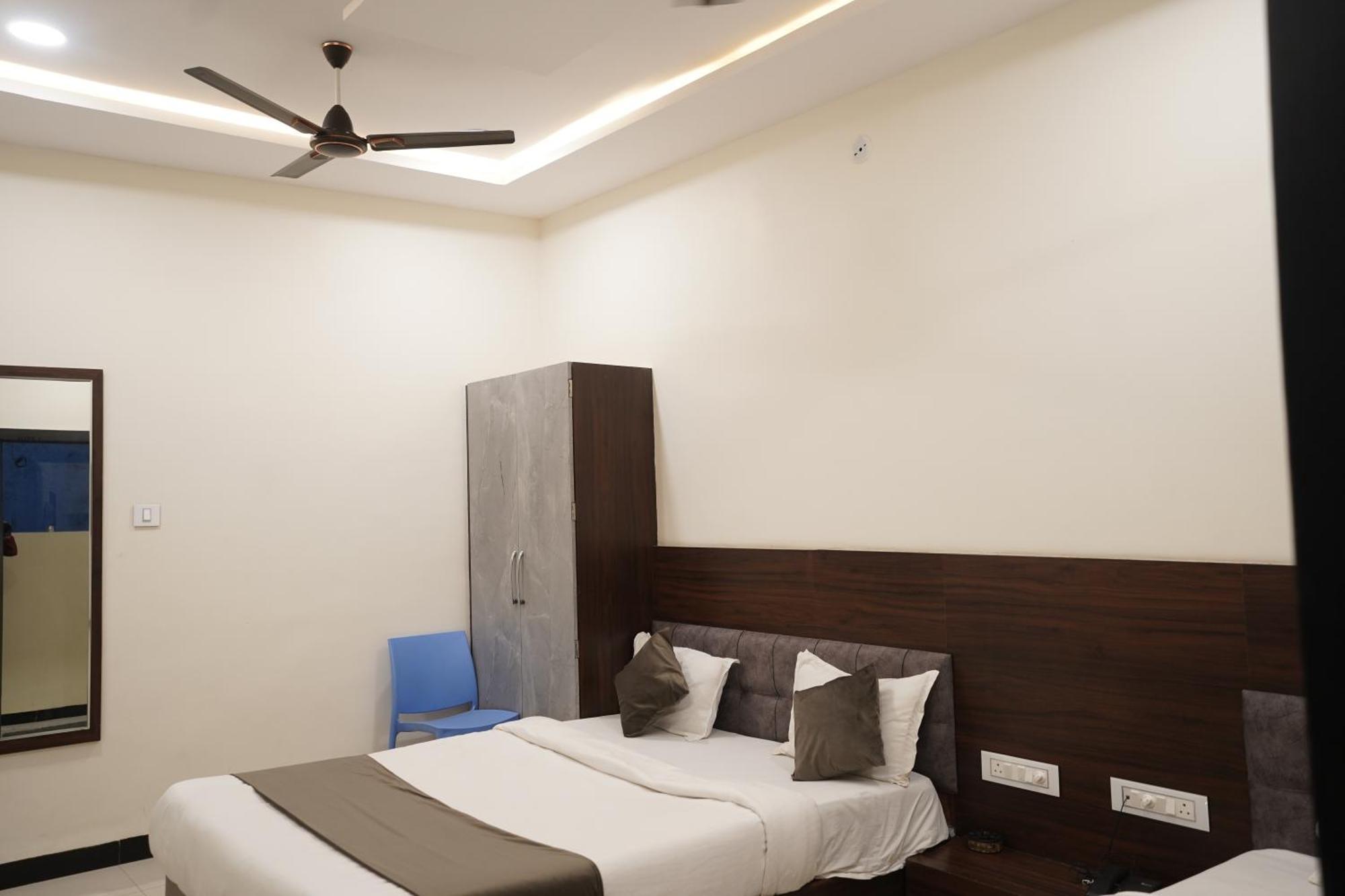 Hotel Dev Kripa Ujjain Dış mekan fotoğraf