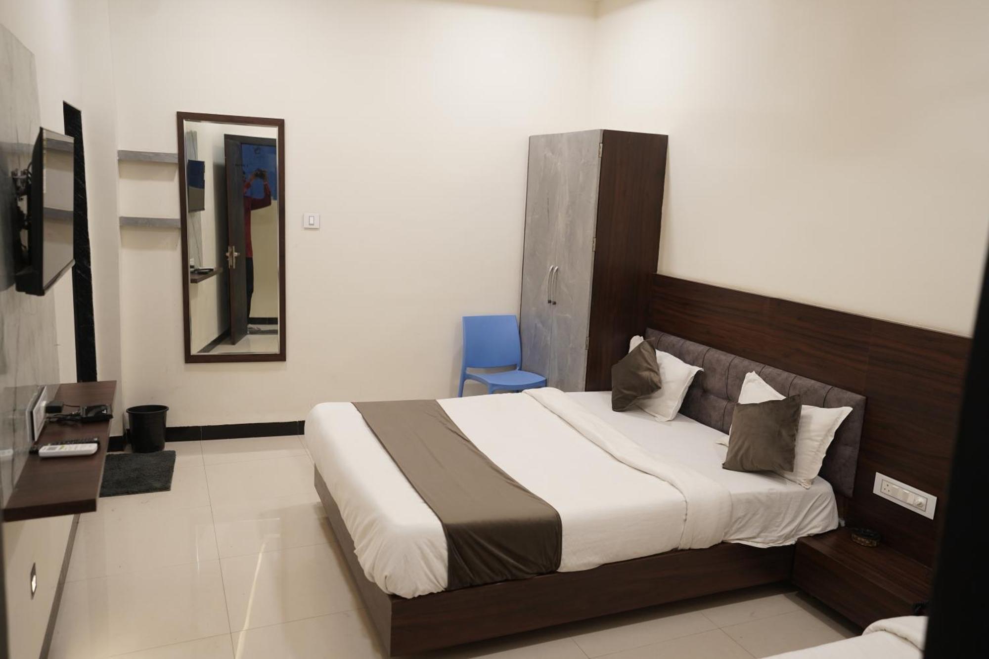 Hotel Dev Kripa Ujjain Dış mekan fotoğraf