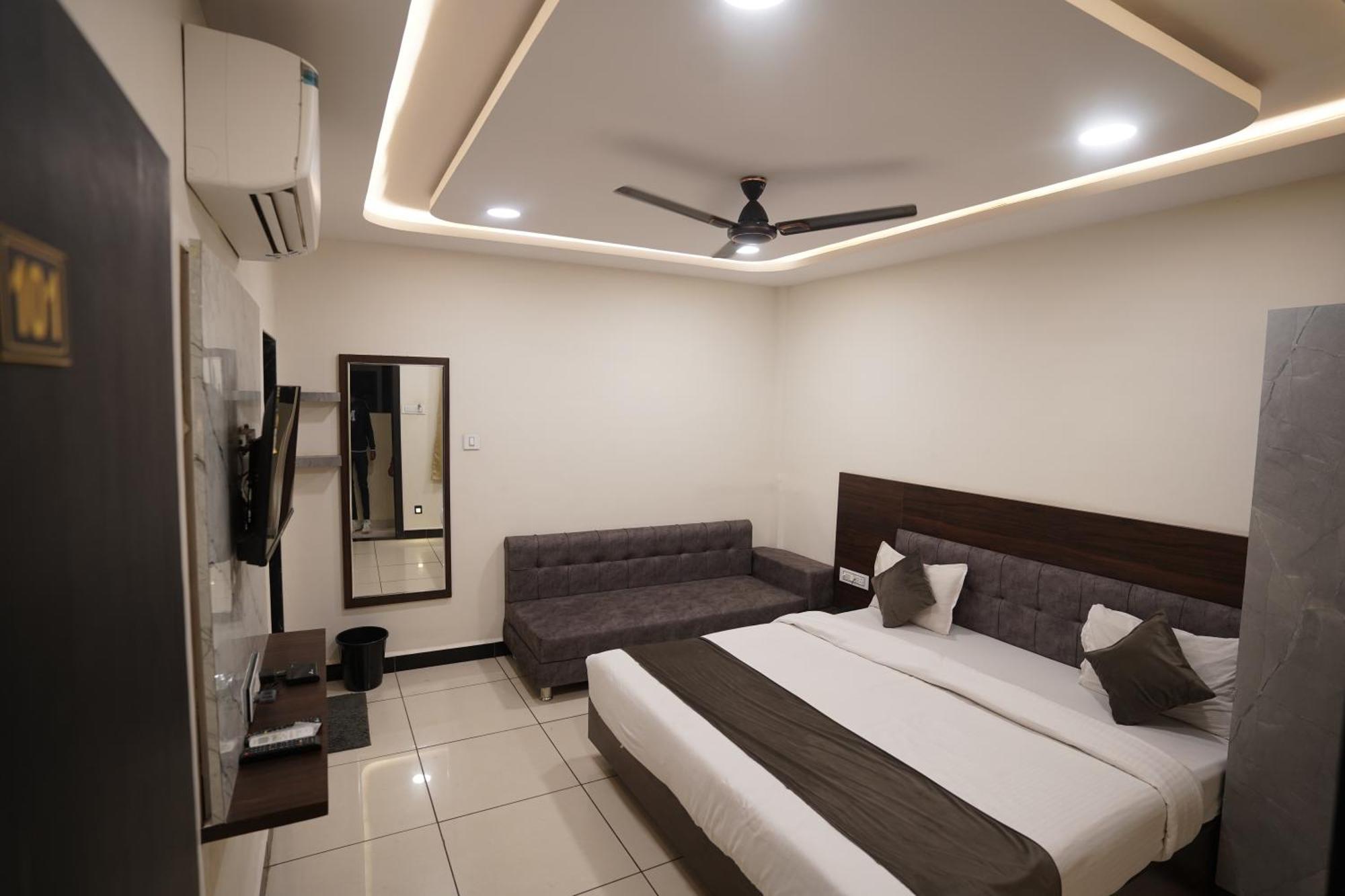 Hotel Dev Kripa Ujjain Dış mekan fotoğraf