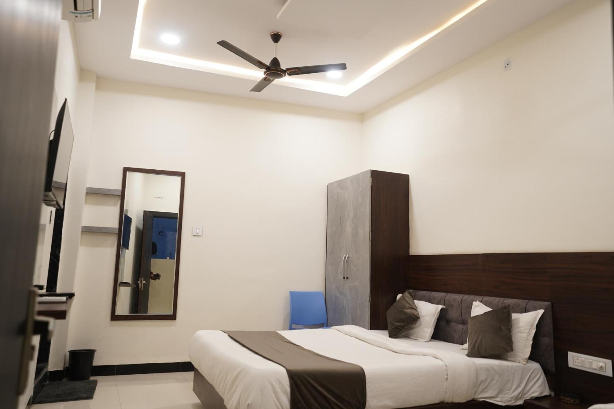 Hotel Dev Kripa Ujjain Dış mekan fotoğraf