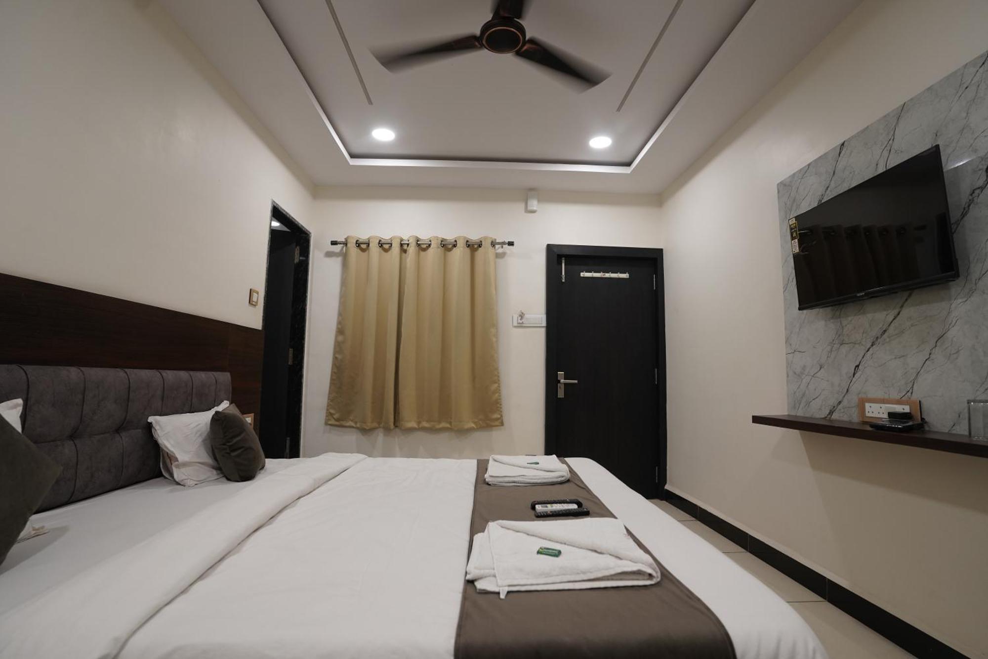 Hotel Dev Kripa Ujjain Dış mekan fotoğraf