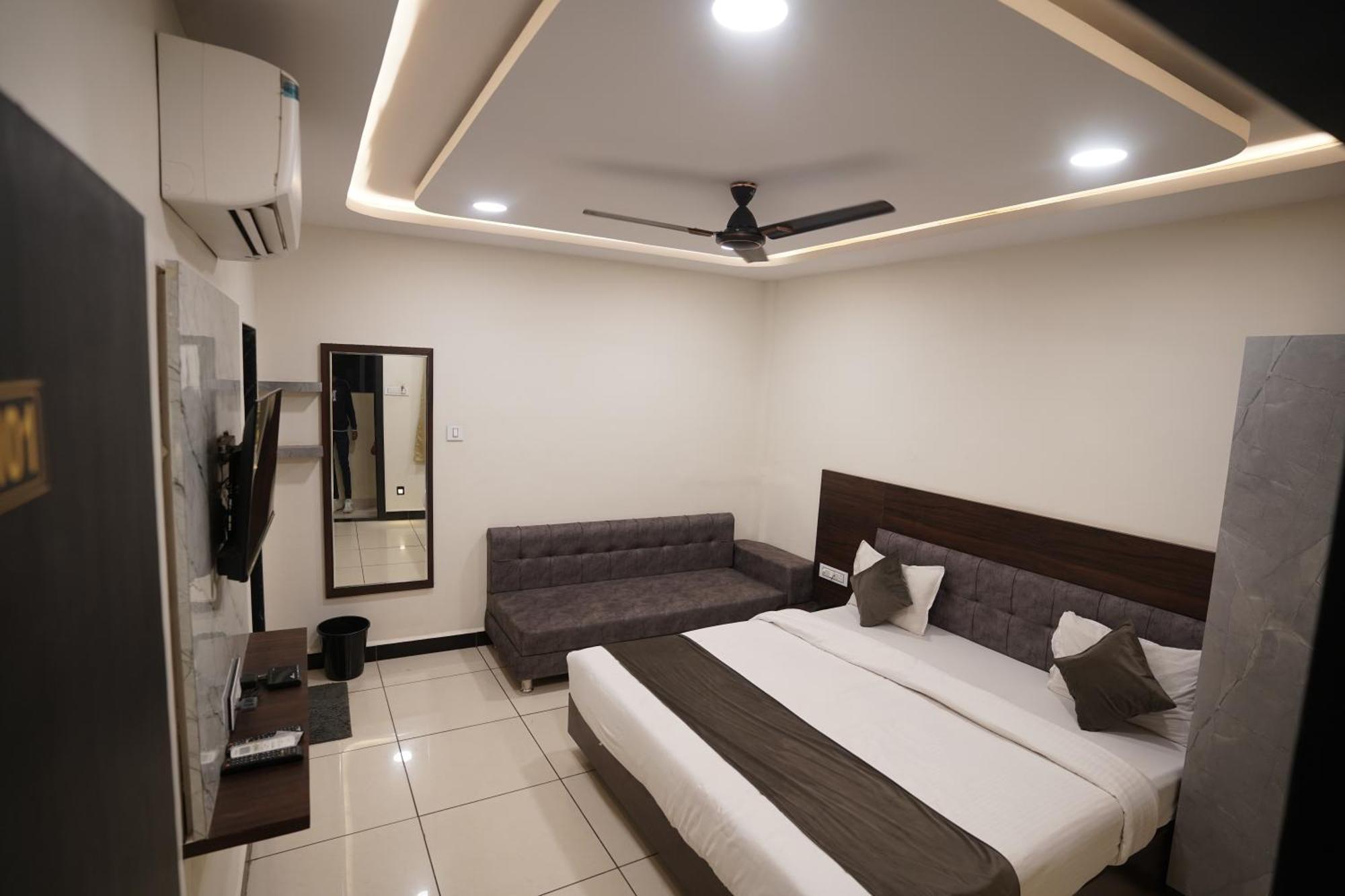 Hotel Dev Kripa Ujjain Dış mekan fotoğraf
